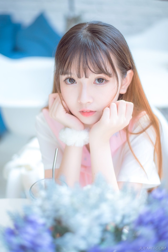 “放开我！”刘璝狠狠地挣了几下，没挣开，不由怒视孟达道：“子度，如今成都已破，你何必还要委曲求全，为这昏庸无能之人说话。”